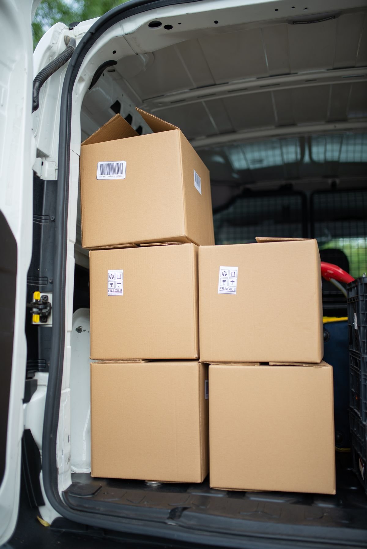 Transport: Gestapelte Kartons im Laderaum eines Transporters