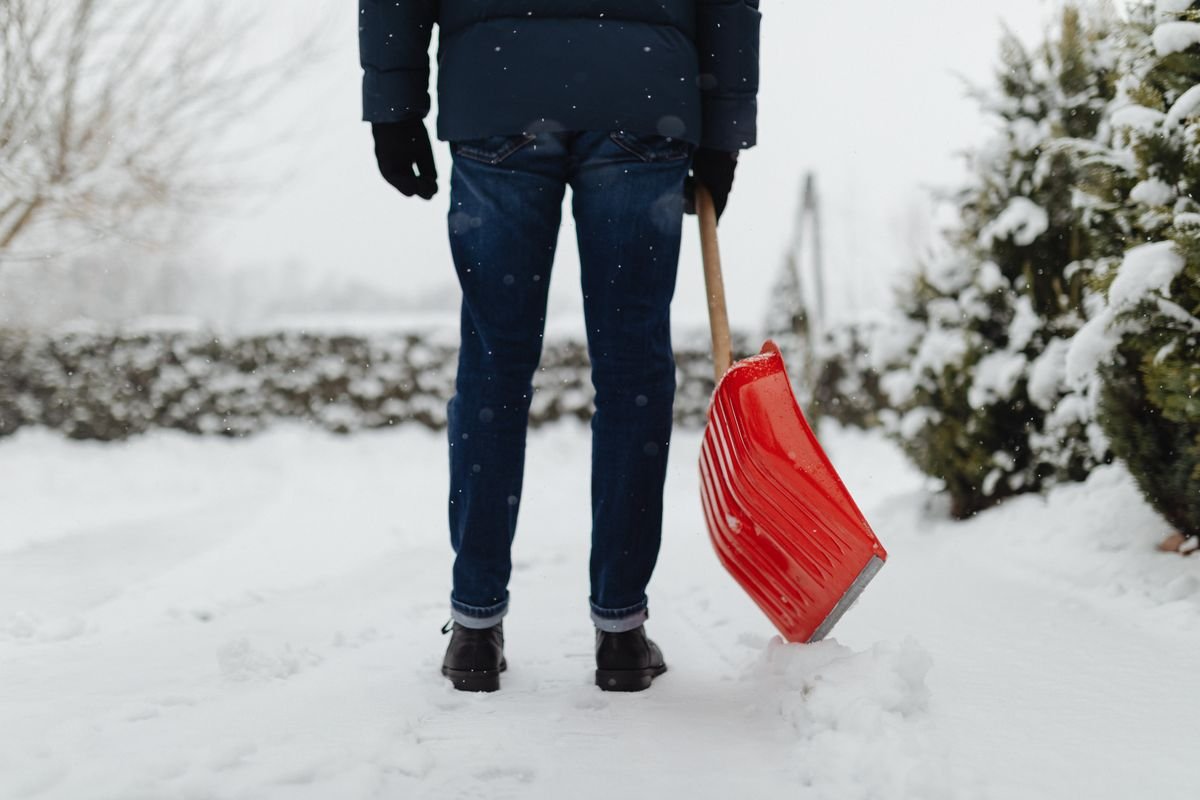 Winterdienst: Schneeräumen auf einem Gehweg